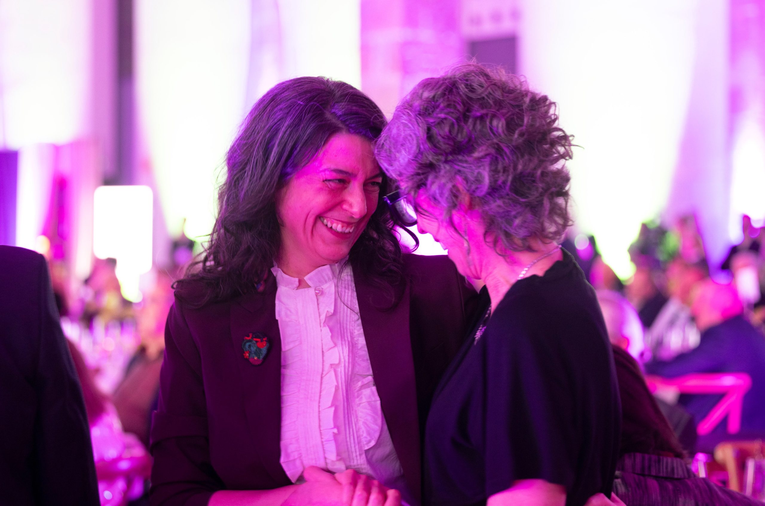Samanta Schweblin, felicitada por la finalista Nona Fernández, durante la ceremonia del premio Aena, el miércoles en Barcelona.