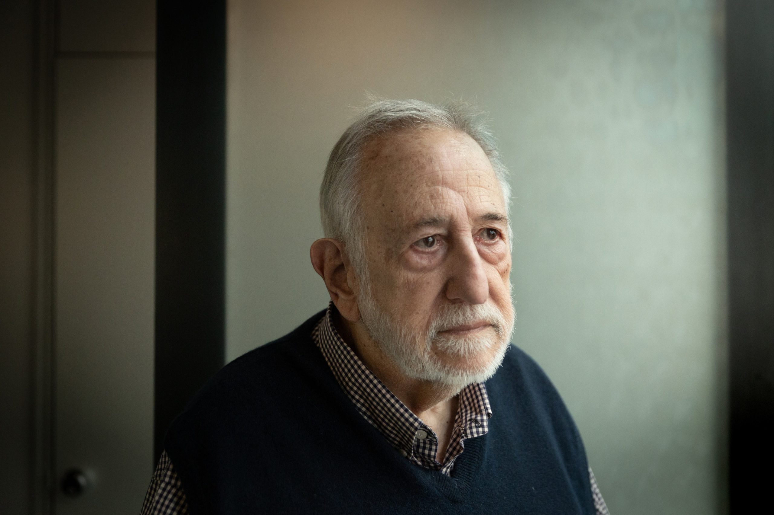 Adolfo Aristarain, director de cine argentino, posa durante una entrevista en 2024.