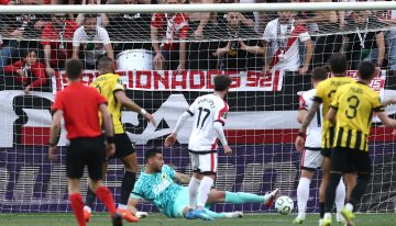 El Rayo parte al AEK y se acerca al Olimpo de las semifinales de la Conference
