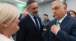 La caída de Orbán deja huérfano a Abascal de su padrino político, ideológico y financiero