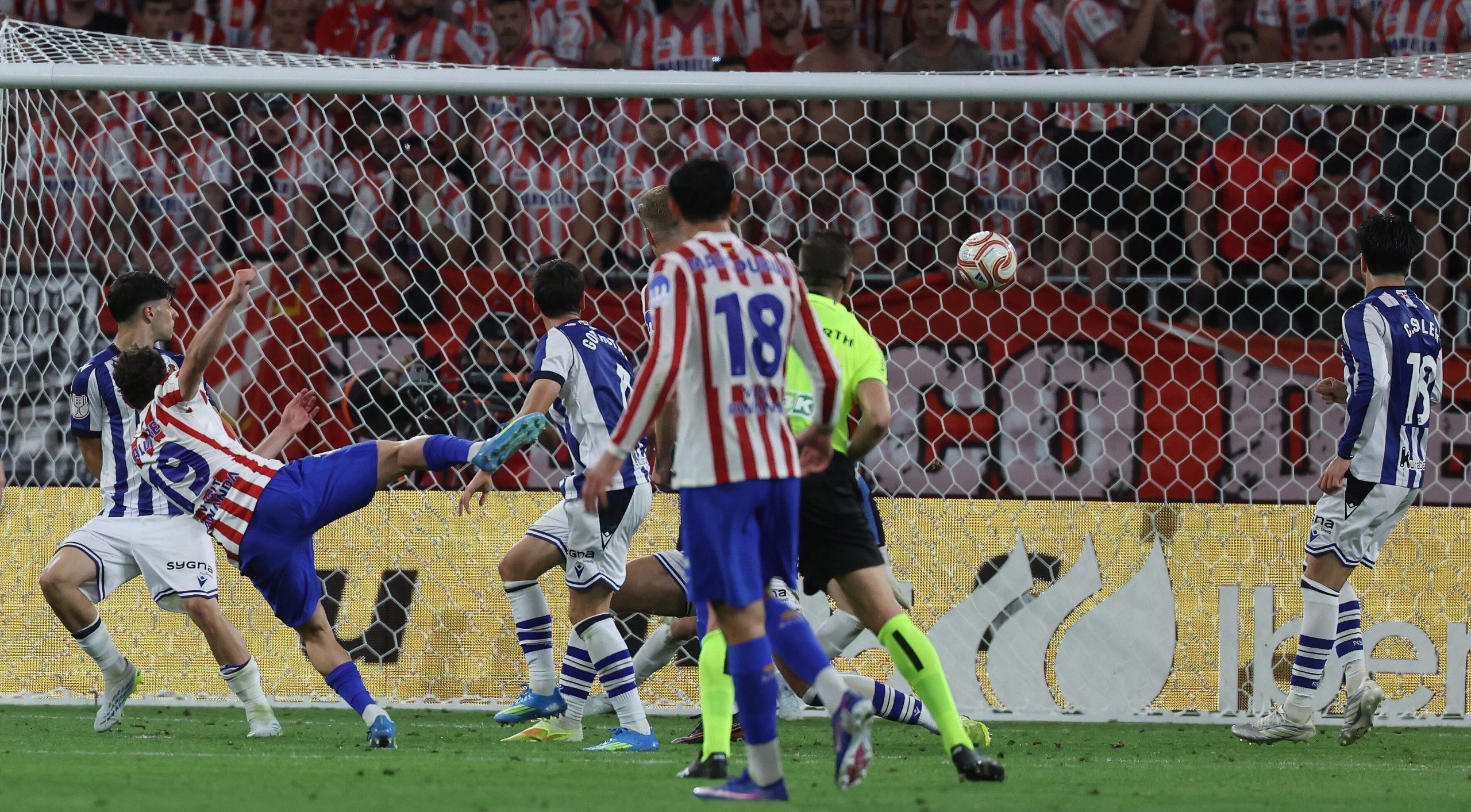 Sevilla 18/04/26  Gol de Julián Álvarez para empatar la final 2 a 2. foto.Alejandro Ruesga