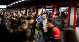 Un apuñalado y trece detenidos tras una pelea entre dos grupos en el metro de Barcelona