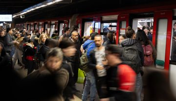 Un apuñalado y trece detenidos tras una pelea entre dos grupos en el metro de Barcelona