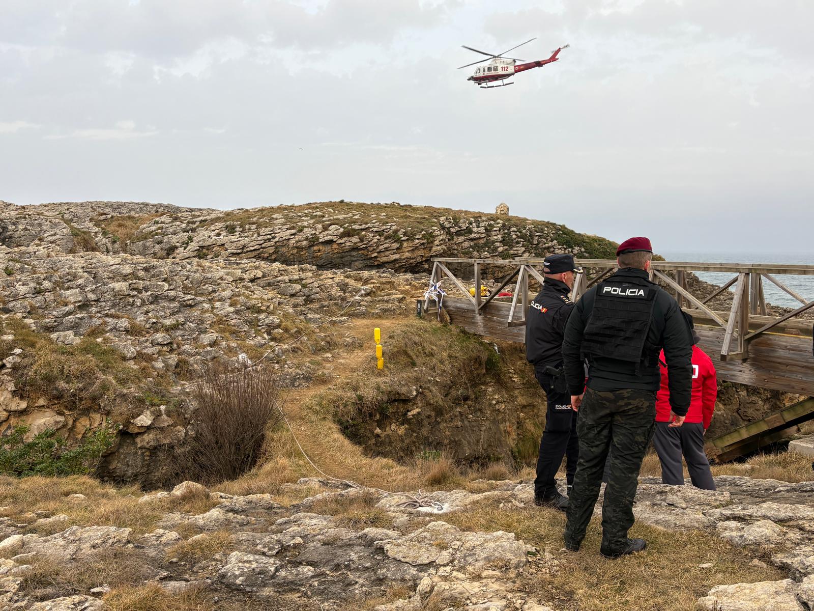 Efectivos de emergencias, durante los trabajos en la zona de la pasarela de El Bocal (Santander).