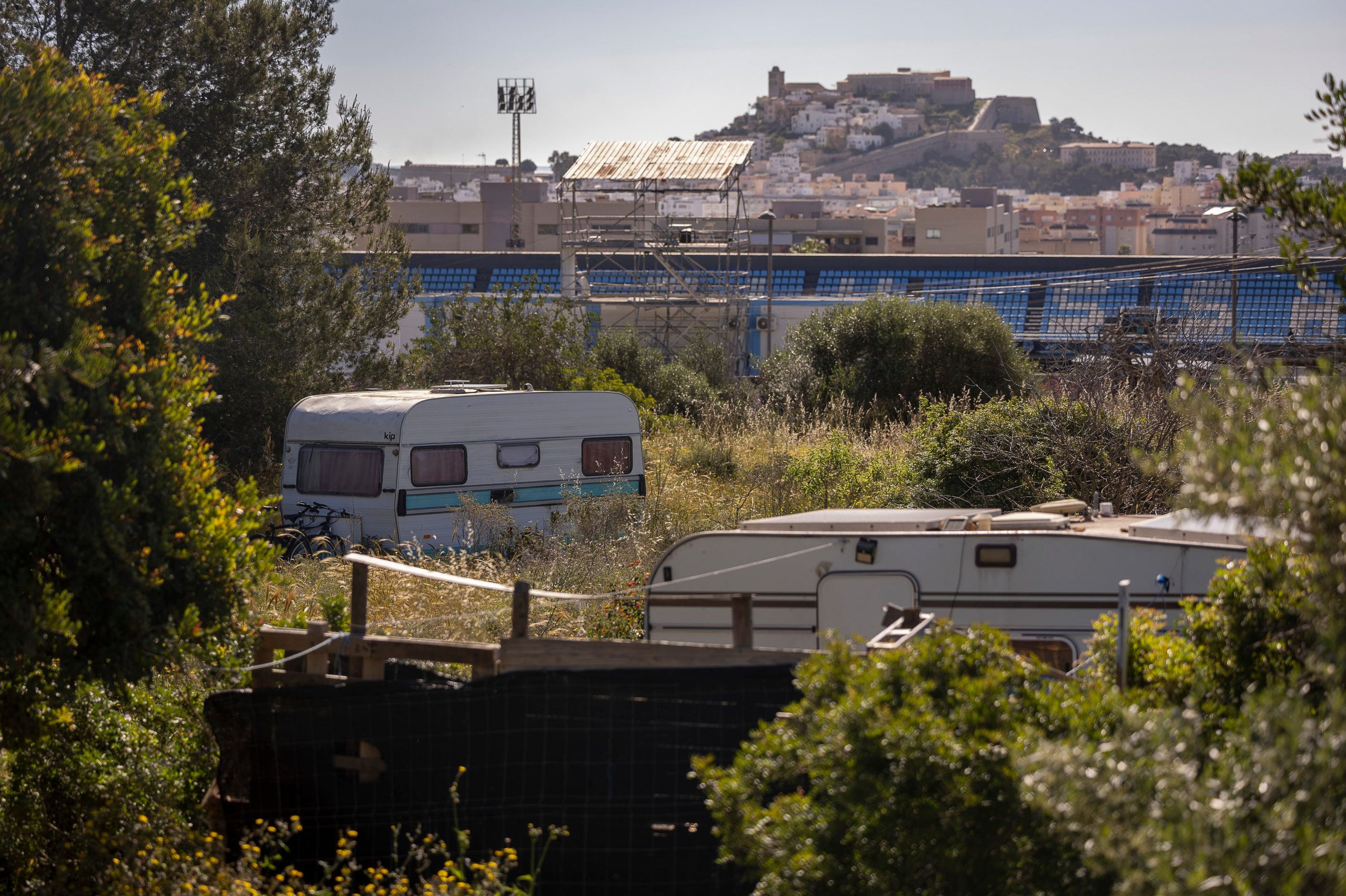 Algunas caravanas del asentamiento de Can Misses, situado junto al estadio municipal Sánchez Vivancos, en Ibiza.