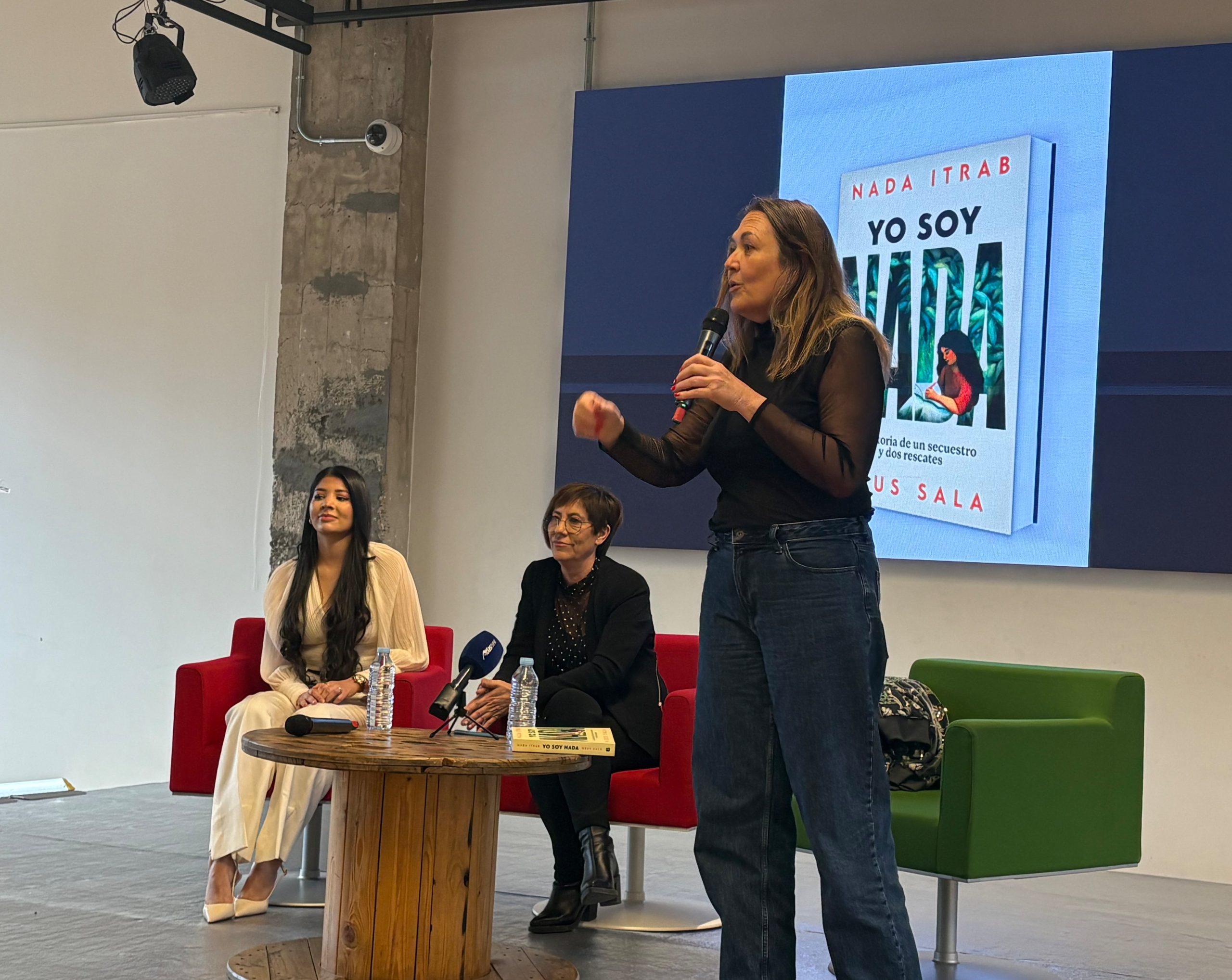 Nada Itrab, acompañada de la periodista Neus Sala, en el acto presentado por la reportera Mayka Navarro.