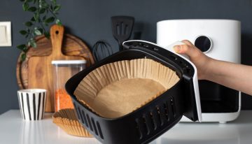 Por qué el papel puede incendiarse en la freidora de aire y el accesorio que lo evita