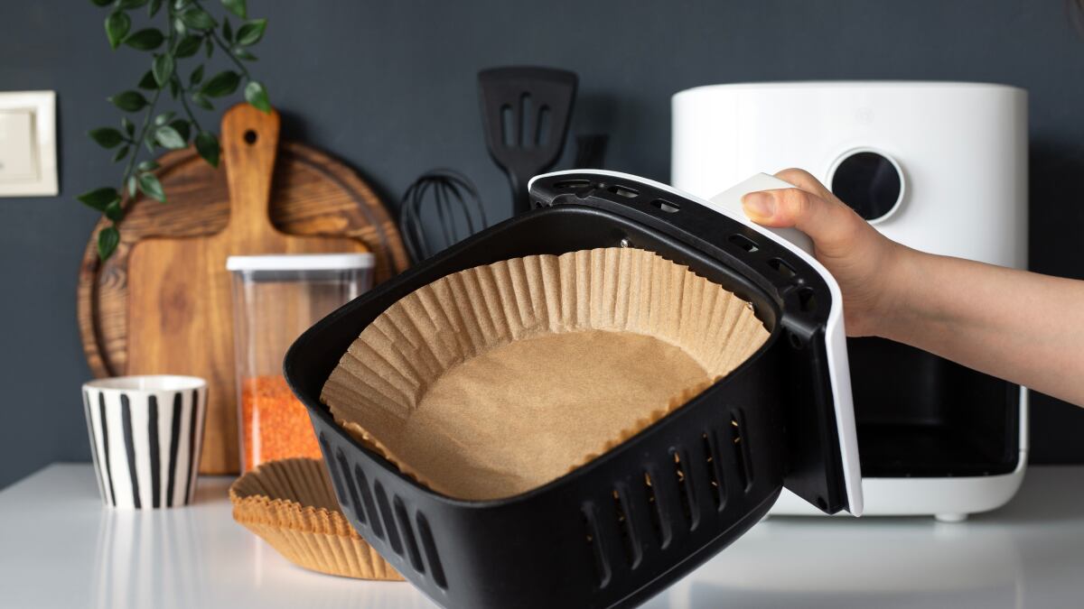 Por qué el papel puede incendiarse en la freidora de aire y el accesorio que lo evita.