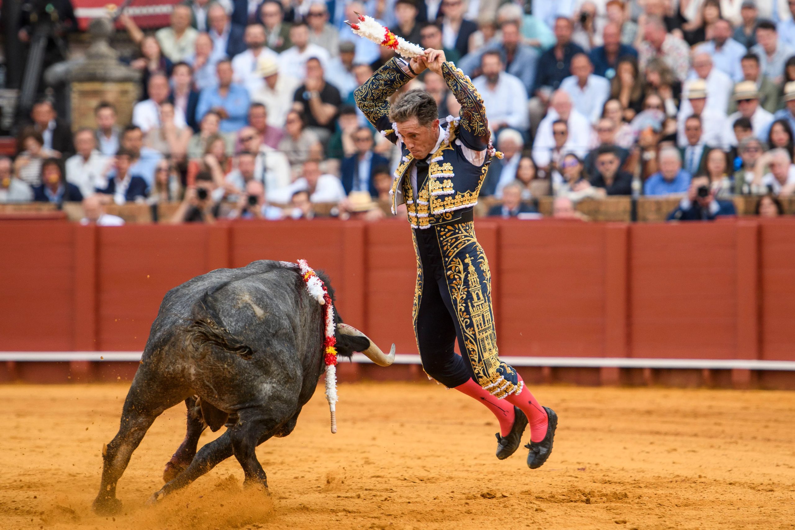 Manuel Escribano coloca un par de banderillas a su segundo toro.