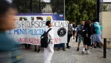 Cuatro institutos piden retirarse del plan del Govern para introducir ‘mossos’ en sus centros