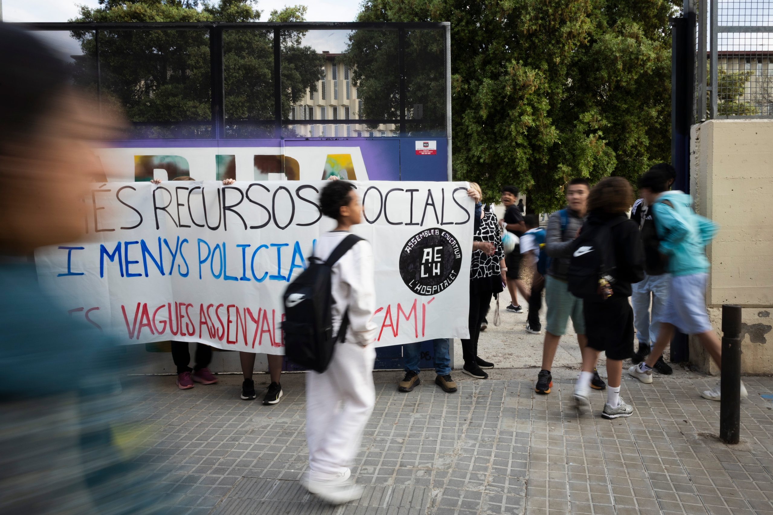 Protesta contra la presencia de los 'mossos' en los institutos frente al instituto público Margarida Xirgú de L'Hospitalet de Llobregat (Barcelona), este lunes. 