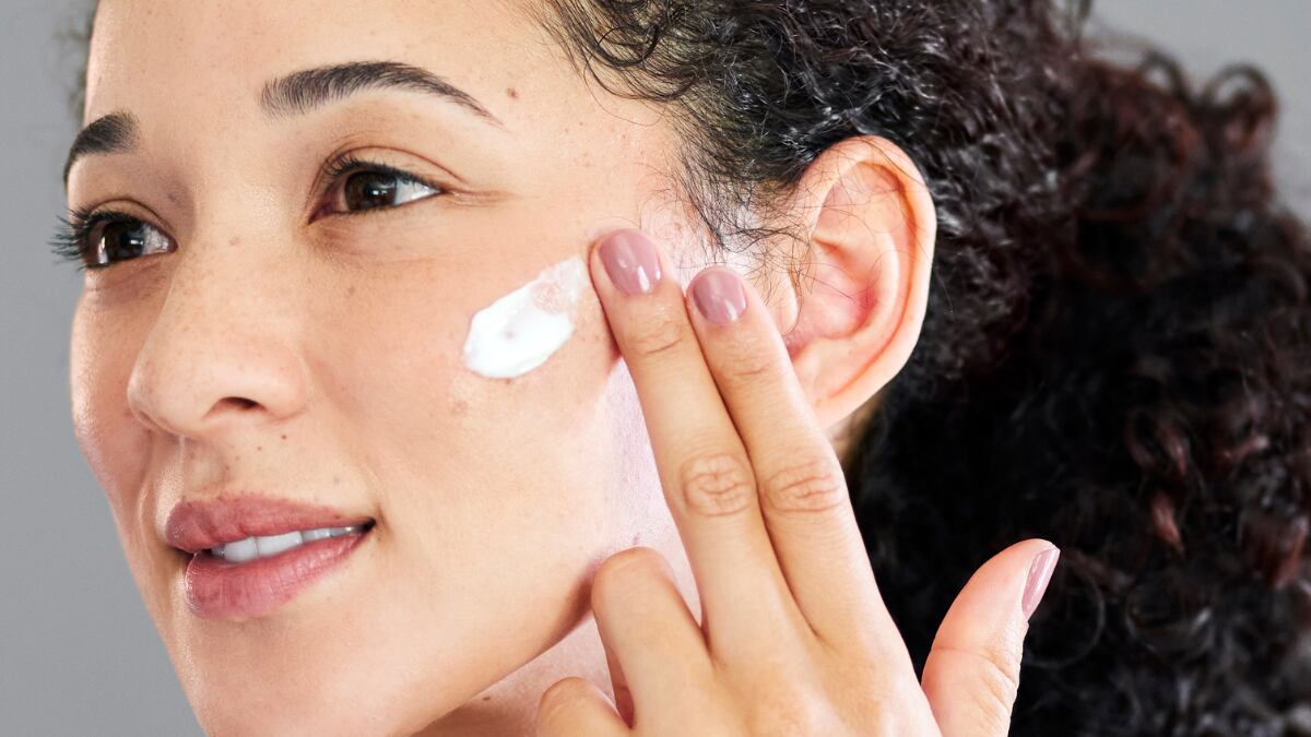 Respaldado por dermatólogos, este fluido calmante es un aliado para las pieles con rojeces y picores. 