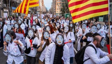 Servicios mínimos por la huelga de médicos de este lunes 27 de abril en Catalunya: la atención telefónica solo atenderá las urgencias