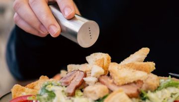 Los hombres y las mujeres ponen sal a los platos por motivos distintos, según un estudio