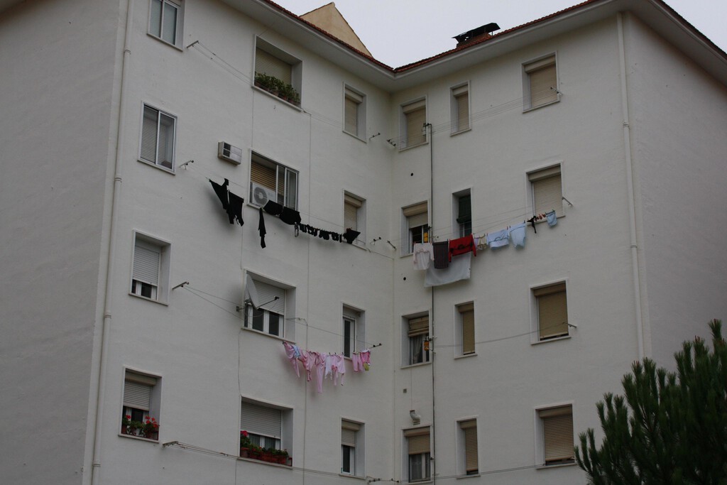 Lorca quiere mejorar su aspecto. Así que multará con hasta 1.500 euros a quienes tiendan ropa en los balcones