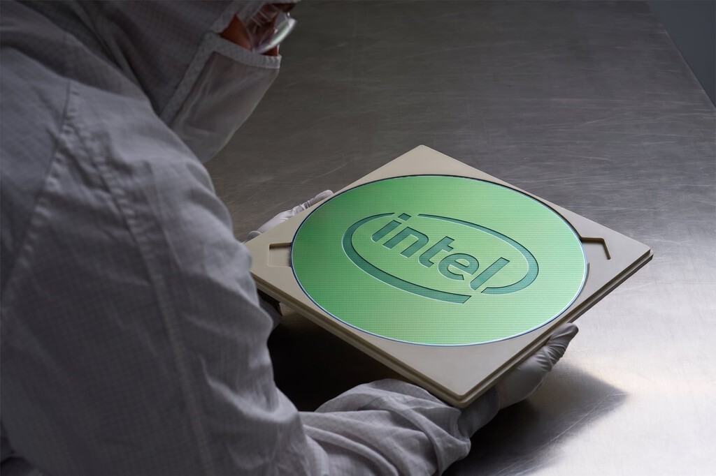 Apple e Intel preparan un acuerdo histórico para fabricar los futuros procesadores del iPhone y el Mac, según el WSJ 
