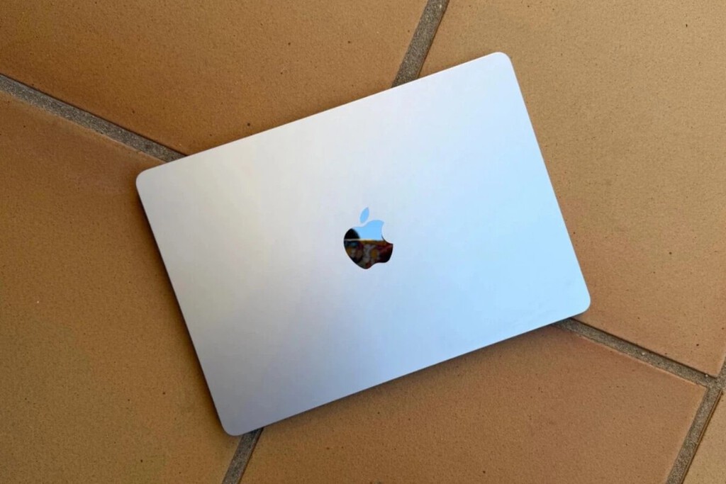 No es la primera vez que vemos el MacBook Air M5 con 90 euros de descuento, pero sí con un Magic Mouse de regalo 