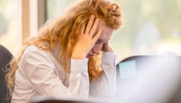 Ese largo suspiro tras una bronca en el trabajo no es falta de aire: es tu amígdala «hipertrofiada» reseteando tu cerebro