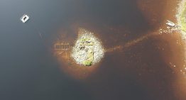 Algo insólito acaba de aparecer en Escocia: una isla artificial con una estructura de madera y piedra más antigua que Stonehenge