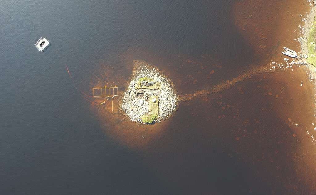 Algo insólito acaba de aparecer en Escocia: una isla artificial con una estructura de madera y piedra más antigua que Stonehenge