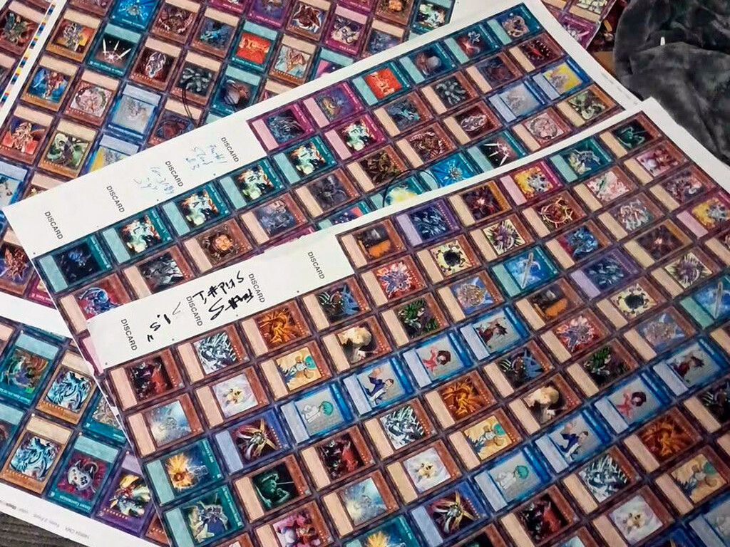 Un hombre está ganando una fortuna vendiendo cartas de Yu-Gi-Oh que encontró en la basura. O eso es lo que dice él 
