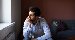Estar siempre en alerta tiene premio: las personas ansiosas enferman menos porque su cerebro detecta los riesgos antes que el resto