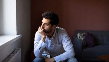 Estar siempre en alerta tiene premio: las personas ansiosas enferman menos porque su cerebro detecta los riesgos antes que el resto