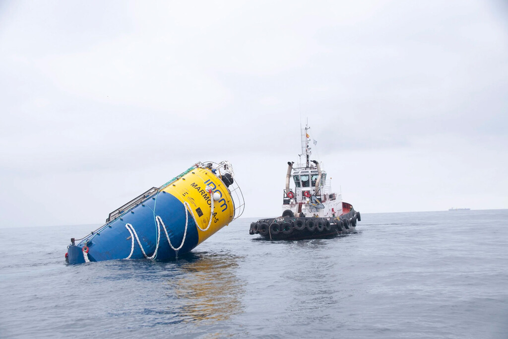 Doce años de trabajo, tres inviernos en el mar y una boya de 42 metros: así es el proyecto vasco que quiere convertir las olas en electricidad barata 