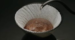 La V60 lleva 20 años siendo un icono del café de especialidad. Su primera gran actualización es café para los muy cafeteros