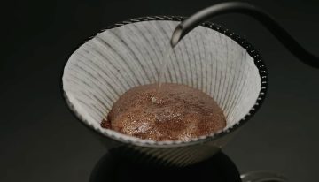 La V60 lleva 20 años siendo un icono del café de especialidad. Su primera gran actualización es café para los muy cafeteros