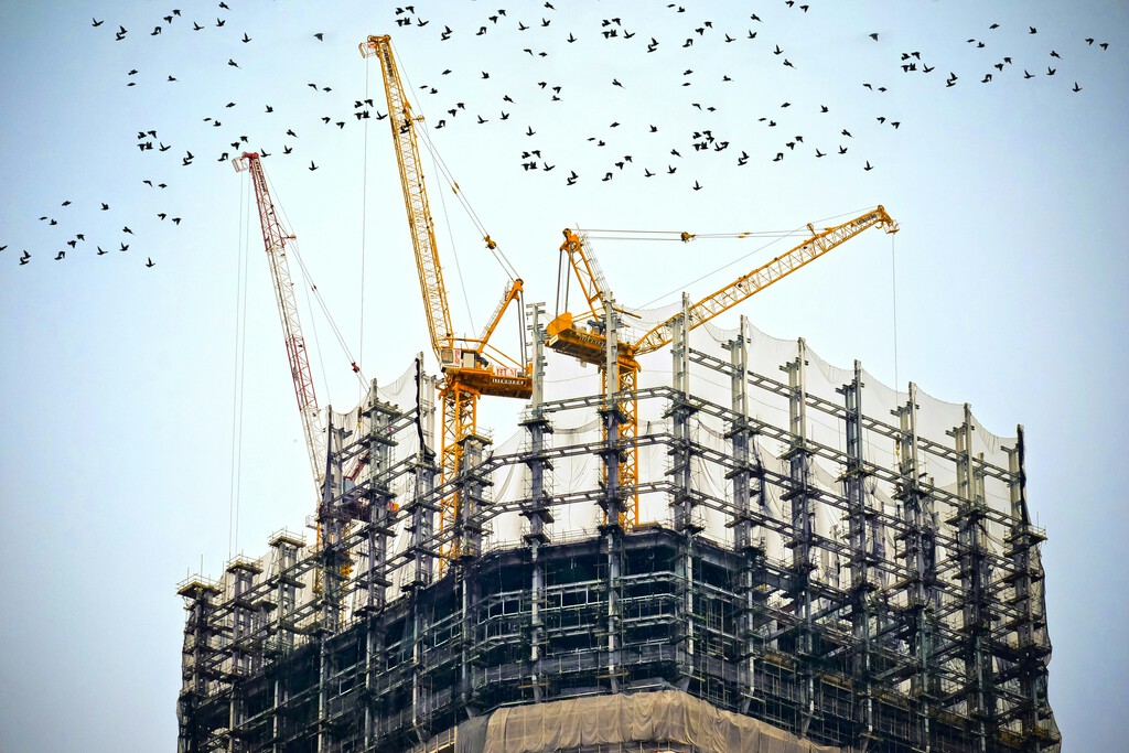 El problema de España no es la falta de suelo edificable. Es un enorme atasco de suelo que bloquea tres millones de pisos en ciudades