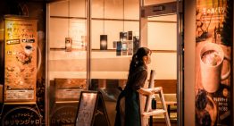 En un Japón en plena crisis de natalidad, una idea está ganando fuerza: cafeterías nocturnas para bebés que lloran