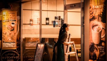 En un Japón en plena crisis de natalidad, una idea está ganando fuerza: cafeterías nocturnas para bebés que lloran