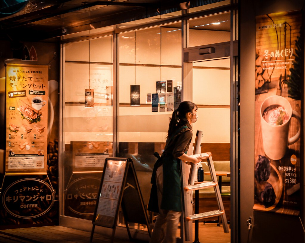En un Japón en plena crisis de natalidad, una idea está ganando fuerza: cafeterías nocturnas para bebés que lloran