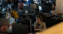 Stanford ha encontrado al culpable del milagro de productividad de EEUU: no es la IA, es trabajar desde casa en pijama