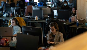 Stanford ha encontrado al culpable del milagro de productividad de EEUU: no es la IA, es trabajar desde casa en pijama