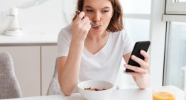 Creíamos que comer con el móvil en la mano era inofensivo. La ciencia avisa de que está «hackeando» nuestra saciedad