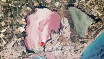 La NASA ha mirado a Torrevieja desde el espacio y ha visto una enorme masa de agua rosa esencial para encontrar vida en Marte
