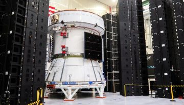 Si la pregunta es qué hace el módulo europeo de Orion entre altavoces gigantes, la respuesta son pruebas extremas de la NASA