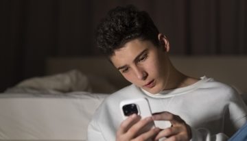 Los jóvenes ya no fuman o beben alcohol, tienen otra adicción: el uso compulsivo de internet