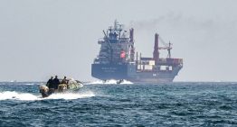 EEUU tiene un plan para liberar a los 1.000 barcos atrapados en Ormuz: guiarlos hasta la salida uno a uno… con una sorpresa