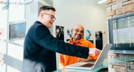 Muchos trabajadores europeos afirman que teletrabajar les está quitando oportunidades: sus jefes ascienden a la gente a la que ven