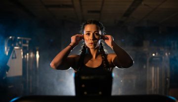 La ciencia ha medido cómo nos impacta la música en el ejercicio: elegir bien la lista de Spotify es fundamental