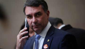 Un audio revela la cercanía de Flávio Bolsonaro a un banquero preso por un megafraude en Brasil