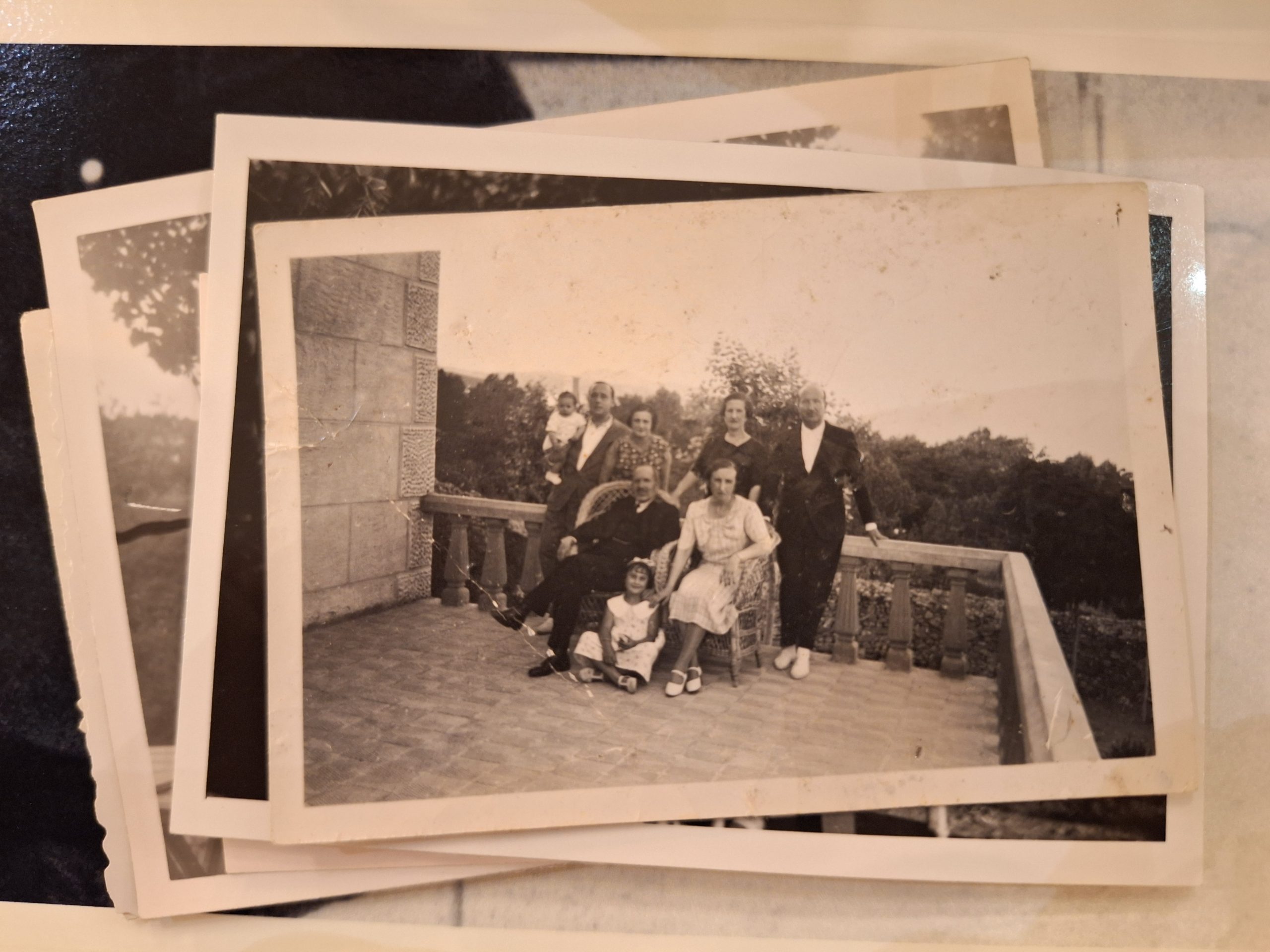 Vicente Aleixandre (de pie, primero por la derecha) con su familia en su chalet de Miraflores de la Sierra.