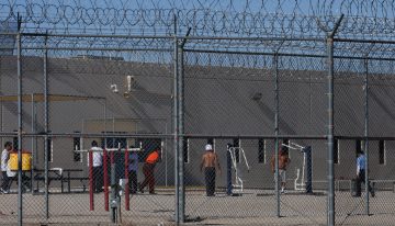 La Fiscalía de California denuncia que en centros del ICE desnudan a los migrantes y los castigan excesivamente