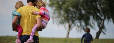 El agotamiento de los padres tiene explicación evolutiva: nos adaptamos para una cosa y estamos haciendo exactamente lo contrario
