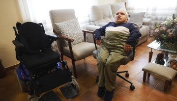 José Ángel Álvarez, con una enfermedad rara que hace que su cuerpo «encoja» sin parar: La vida nos deja sin potencia, pero no sin apetencia