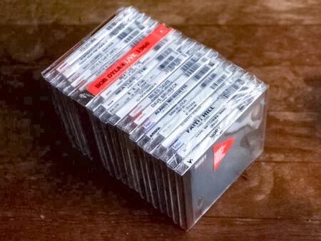 Los CD's originales que se entregaron junto a los primeros 250 iPod para prensa. Foto de Nobuyuki Hayashi .
