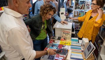 Última hora de la actualidad política, en directo | Los candidatos dedican la jornada de reflexión a estar con la familia, pasear por la playa e ir a la feria